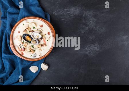 Chaudrée de palourdes dans une plaque marron. Les principaux ingrédients sont les mollusques, le bouillon, le beurre, les pommes de terre et les oignons. Soupe de la Nouvelle-Angleterre également connue sous le nom de Boston clam chow Banque D'Images