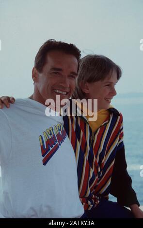 Cannes. BIBLIOTHÈQUE de France. Arnold Schwarzenegger promeut Le héros de la dernière action avec la co-Star Austin O'Brien en mai 1993. Festival De Cannes Crédit: Site Média / Mediapunch. Banque D'Images