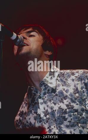 Londres.Royaume-Uni. BIBLIOTHÈQUE. Liam Gallagher d'Oasis en performance dans les années 1990. ReCaptioned: 04.12.2018 crédit: Landmark Media / MediaPunch Banque D'Images