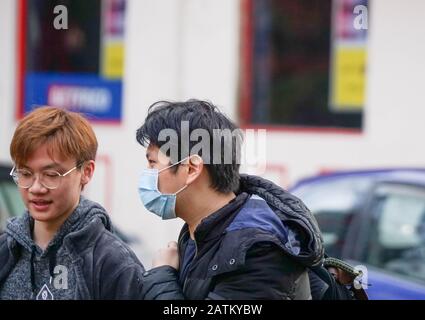 Un homme porte un masque facial par mesure de précaution à l'éclosion de Coronavirus dans le centre de Manchester.Deux personnes de la même famille ont été diagnostiquées avec le Coronavirus au Royaume-Uni. Banque D'Images