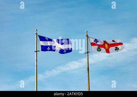 Québec et ville de Montréal drapeaux volant avec ciel bleu en arrière-plan dans le parc Royal mt Banque D'Images