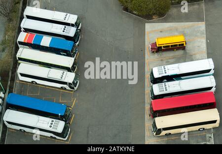 De nombreux bus touristiques sont stationnés sur un parking. Vue aérienne. Banque D'Images