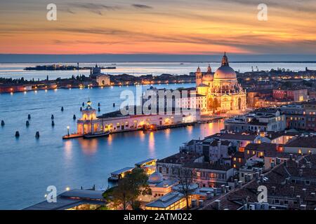 Vue aérienne au coucher du soleil sur la basilique Santa Maria della Salute nuit à Venise, Italie Banque D'Images