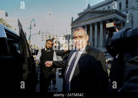 Lév Parnas quitte le Thurgood Marshall United States court House.Parnas a été inculpé pour des accusations de campagne suite à sa participation à l'établissement de fonds étrangers dans des campagnes américaines. Avec son partenaire commercial Igor Fruman, il était complice de creuser la saleté » sur l'ambassadeur américain en Ukraine, Marie Yovanovitch dans le cadre d'une action compensatoire pour le président ukrainien Volodymyr Zelensky qui avait alors établi des liens avec Yovanovitch. Banque D'Images