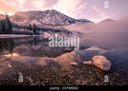 Alpine Lake Grundlsee fantastique avec la réflexion sur la surface de l'eau en hiver Banque D'Images