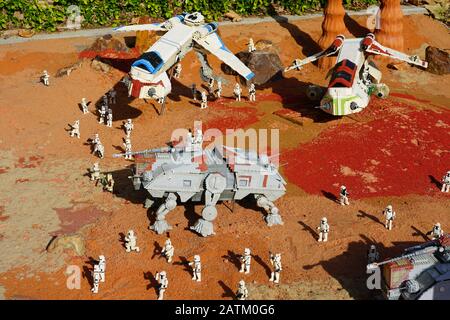 Carlsbad, CA -4 JAN 2020 - vue du Miniland Star Wars, avec des scènes de films Star Wars recréées avec des briques LEGO colorées à Legoland California, an Banque D'Images
