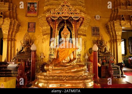 Vientiane Laos - statue de Bouddha d'or dans Temple Wat si Muang Banque D'Images