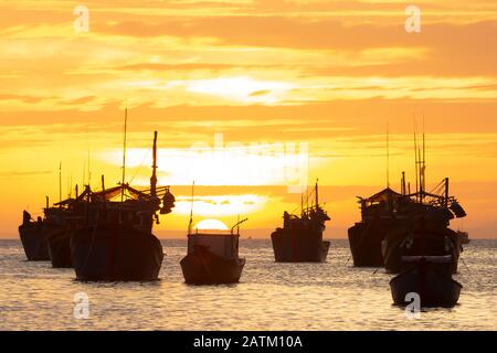 bateaux de pêche silhouettes en mer avec fond de coucher de soleil parfait et espace de copie Banque D'Images