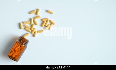 Pilules à base de plantes en capsules qui débordent de la bouteille de verre. Comprimés médicaux, médicaments de analgésiques, antibiotiques, vitamines. Concept de santé et de médecine. Dru Banque D'Images