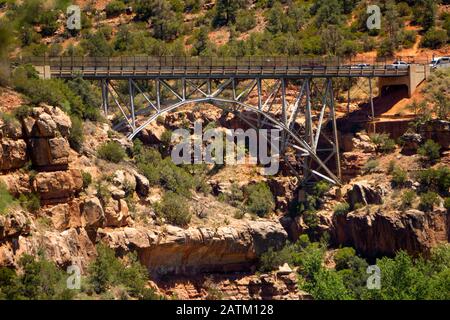 Une des belles montagnes de Sedona, Arizona avec des arbres verts et un ciel bleu clair sur une journée ensoleillée, été. Banque D'Images