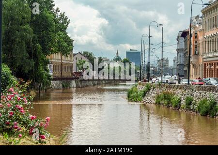 Sarajevo, BOSNIE - 5 JUIN 2008 : rivière Miljacka au centre-ville de Sarajevo, durant un après-midi d'été nuageux. C'est la rivière principale de la ville, pa Banque D'Images
