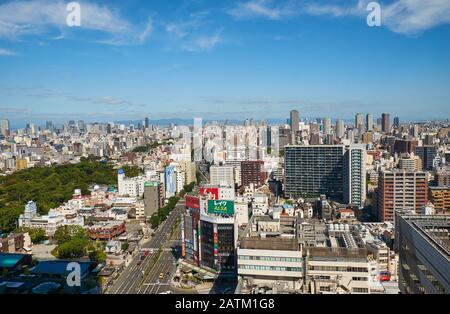 Osaka, JAPON - 16 OCTOBRE 2019 : vue sur la route Izumi Sennan d'Osaka près de la gare Kintetsu Osaka Abenobashi depuis la terrasse du jardin d'Abeno Banque D'Images