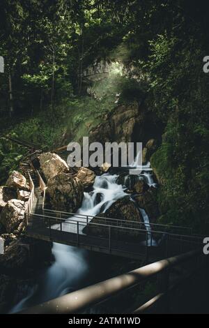 La chute d'eau de Gollinger en Autriche au printemps Banque D'Images