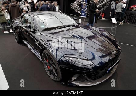 Paris, France. 1 févr. 2020. Aston Martin DBS Superleggera   le Festival International de l'Automobile se réunit à Paris Banque D'Images