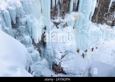 Calotte Glacière Sur Les Chutes Supérieures Gelées Dans Le Parc National Banff, Alberta, Canada Banque D'Images