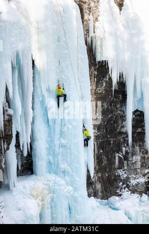 Calotte Glacière Sur Les Chutes Supérieures Gelées Dans Le Parc National Banff, Alberta, Canada Banque D'Images