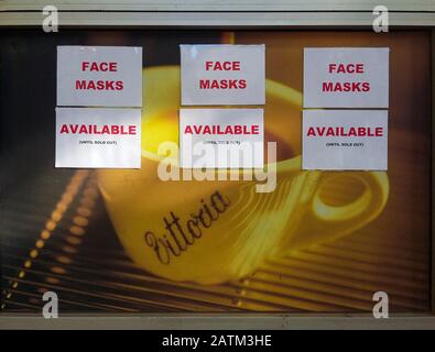 Des annonces improvisées dans les rues de la ville, février 2020, offrent des masques pour la vente aux personnes méfiants de COVID-19 ou infection de coronavirus, Melbourne, Australie. Banque D'Images