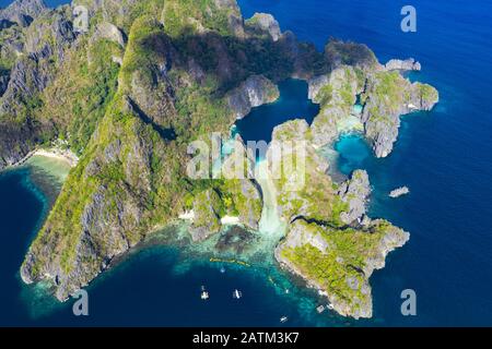 Vue d'en haut, vue imprenable sur la Grande lagune et la petite lagune, deux belles baies d'eau claire cristalline entourées de falaises rocheuses. Banque D'Images