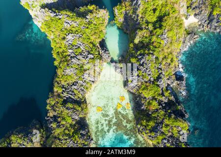 Vue d'en haut, vue imprenable sur la Grande lagune et la petite lagune, deux belles baies d'eau claire cristalline entourées de falaises rocheuses. Banque D'Images
