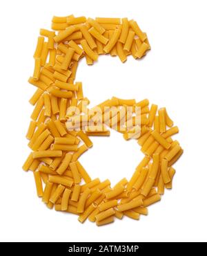 Chiffre arabe '6' des pâtes sèches sur un fond blanc isolé. Motif alimentaire en tubes macaroni. Alphabet lumineux pour les magasins. Banque D'Images