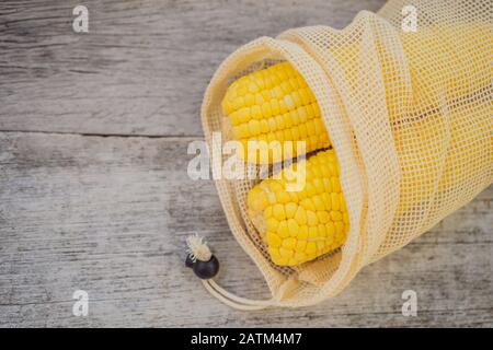 Maïs dans un sac réutilisable sur une élégante surface de cuisine en bois. Concept zéro déchet Banque D'Images