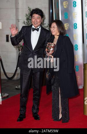 Londres, Royaume-Uni. 02 février 2020. Song Kang-Ho et Hwang Jang-sook assistent aux EE British Academy Film Awards 2020 Après le parti à l'hôtel Grosvenor House à Londres. Crédit: Sopa Images Limited/Alay Live News Banque D'Images