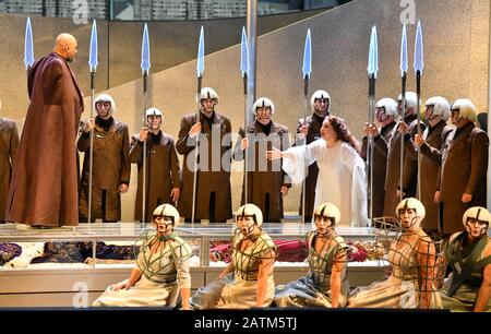 Erfurt, Allemagne. 3 février 2020. Les solistes et le choeur d'opéra répètent une scène de l'opéra Lohengrin de Richard Wagner sur la scène du théâtre Erfurt. La première a lieu le 08.02.2020. Crédit: Martin Schutt/Dpa/Alay Live News Banque D'Images