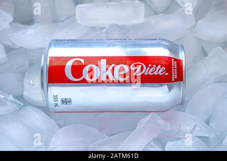 Un Coca-Cola Light dans un lit de glace Banque D'Images