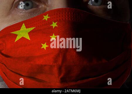 Masque médical jetable sous forme de drapeau chinois sur le visage de la femme Banque D'Images