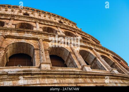 Rome, Italie - 2019/06/16: Murs extérieurs de l'ancien Colisée romain - Colosseo - connu aussi sous le nom d'amphithéâtre Flavian - Anfiteatro Flavio - en ev Banque D'Images