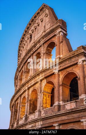 Rome, Italie - 2019/06/16: Murs extérieurs de l'ancien Colisée romain - Colosseo - connu aussi sous le nom d'amphithéâtre Flavian - Anfiteatro Flavio - en ev Banque D'Images