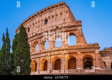 Rome, Italie - 2019/06/16: Murs extérieurs de l'ancien Colisée romain - Colosseo - connu aussi sous le nom d'amphithéâtre Flavian - Anfiteatro Flavio - en ev Banque D'Images