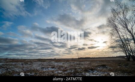 Beau coucher de soleil sur le champ gelé Banque D'Images