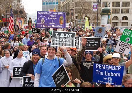 San Francisco, CA - 25 janvier 2020: Participants non identifiés à la 16ème Marche annuelle pour la vie marchant dans la rue du marché tenant des signes pro vie et ba Banque D'Images