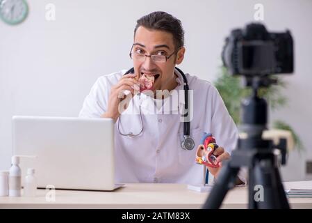 Le jeune homme médecin cardiologue de l'enregistrement vidéo pour son blog Banque D'Images