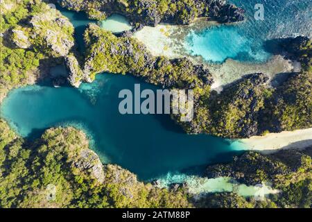 Vue d'en haut, vue imprenable sur la Grande lagune et la petite lagune, deux belles baies d'eau claire cristalline entourées de falaises rocheuses. Banque D'Images