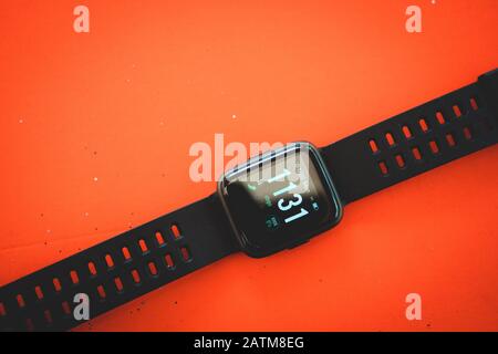 montre intelligente sur l'arrière-plan orang plat Banque D'Images
