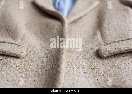 Vêtements de dessus, vue sur le devant.Veste pour Femme en tissu boucle avec deux poches. Banque D'Images