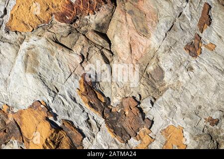 gros plan de la texture de formation de roches de pierre brune avec des fissures noires sur tout le fond de texture Banque D'Images