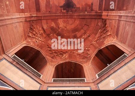 Détails de façade de la tombe de Humayun, le mausolée de l'empereur Mughal Humayun à New Delhi, Inde Banque D'Images