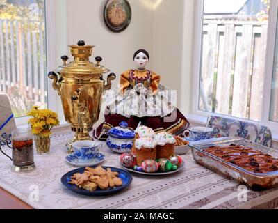 Hillsboro, OU États-Unis - 15 avril 2017: Mise en place pour la cérémonie du thé russe incluant samovar, gâteaux de Pâques, œufs décorés et pakhlava. Un coz de thé décoratif Banque D'Images