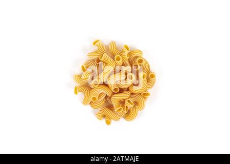 Les pâtes cavatappi avec bandes isolé sur fond blanc. Banque D'Images