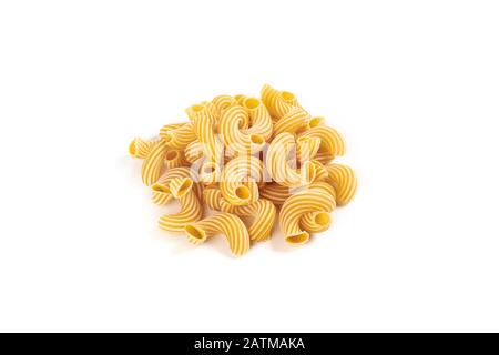 Les pâtes cavatappi avec bandes isolé sur fond blanc. Banque D'Images