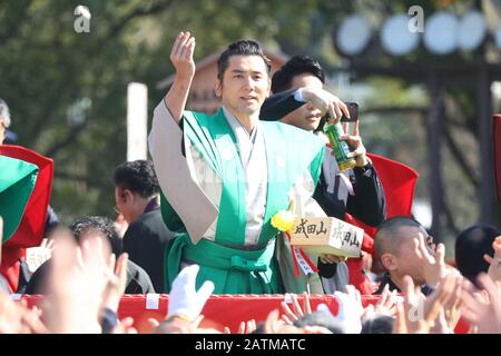 L'acteur Masahiro Motoki et d'autres dignitaires invités jettent des sacs de haricots à la foule au temple Naritasan Shinshoji à Narita City, préfecture de Chiba, le 3 février 2020. Setsubun ou le festival de lancement de haricots marque le début du printemps au Japon. Crédit: Paysa/Aflo/Alay Live News Banque D'Images