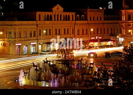 Vue nocturne de la place David Agmashenebeli, la place centrale avec La Célèbre fontaine Colchis à Kutaisi, région d'Imereti en Géorgie Banque D'Images
