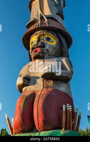 Le Loon, Knowledge Totem, 1990, Par Cowichan Tribes Sculpteurs, Près De L'Édifice Du Parlement À Victoria, Sur L'Île De Vancouver, En Colombie-Britannique, Au Canada Banque D'Images