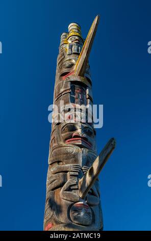 Pôle haïda, 1984, par Gerry sculpteurs Richard Hunt, marques et Tim Paul, au Thunderbird Park, Victoria, île de Vancouver, Colombie-Britannique, Canada Banque D'Images