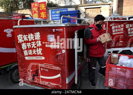 (200204) -- XI'AN, 4 février 2020 (Xinhua) -- Xu Guobin prépare la livraison à Xi'an, dans la province du Shaanxi, dans le nord-ouest de la Chine, 3 février 2020. Le livreur Xu Guobin a continué à travailler pendant les vacances du Festival du printemps pendant 12 jours. Influencé par le déclenchement de nouveaux coronavirus, Xu doit livrer des colis trois fois plus que les dernières années. Lorsqu'on lui a demandé s'il s'inquiétait d'être infecté, Xu a répondu en disant que bien qu'il ait eu une telle préoccupation, ce qu'il pouvait faire était de bien se protéger tout en livrant des colis aux personnes qui en avaient besoin. (Xinhua/Liu Xiao) Banque D'Images