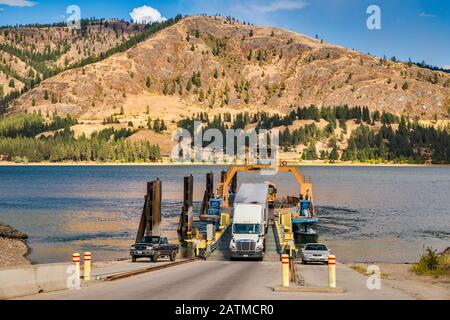 Truck, Columbian Princess Ferry après avoir traversé Franklin D. Roosevelt Lake près de Gifford et Inchelium, Lake Roosevelt, État de Washington, États-Unis Banque D'Images