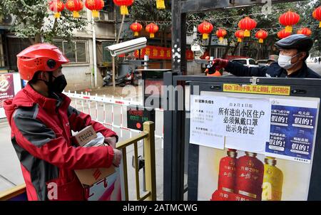 (200204) -- XI'AN, 4 février 2020 (Xinhua) -- Xu Guobin entre dans un complexe à Xi'an, dans le nord-ouest de la province de Shaanxi en Chine, 3 février 2020. Le livreur Xu Guobin a continué à travailler pendant les vacances du Festival du printemps pendant 12 jours. Influencé par le déclenchement de nouveaux coronavirus, Xu doit livrer des colis trois fois plus que les dernières années. Lorsqu'on lui a demandé s'il s'inquiétait d'être infecté, Xu a répondu en disant que bien qu'il ait eu une telle préoccupation, ce qu'il pouvait faire était de bien se protéger tout en livrant des colis aux personnes qui en avaient besoin. (Xinhua/Liu Xiao) Banque D'Images